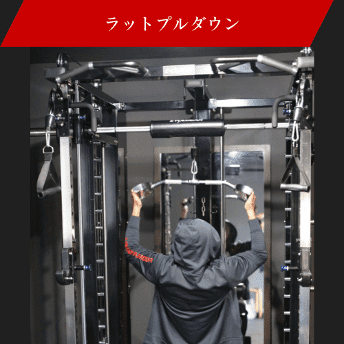 男性がラットプルダウンをしている画像